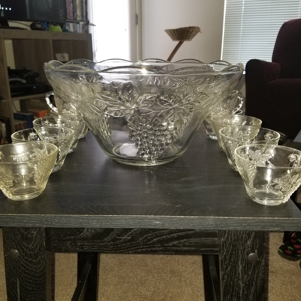 Vintage Grape Design Punch Bowl & Cup set!